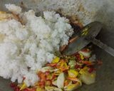 Foto langkah ke 3 dari resep Nasi Goreng Pelangi.
