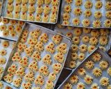 Foto langkah ke 3 dari resep Kue semprit susu.