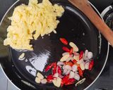 Foto langkah ke 2 dari resep Orak arik Telur daun Kucai.