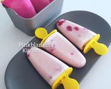 A picture of step 5 of Berry Creamy Popsicles.