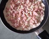Foto langkah ke 5 dari resep Pizza Sosis Keju Kilat.