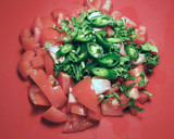 Foto del paso 2 de la receta: Salsa de tomates picante con aceitunas negras