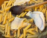 Foto del passaggio 5 della ricetta Penne con Funghi e Platessa