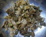Foto langkah ke 2 dari resep 051. Sayur Sawi Asin Ayam Kuah.