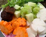 Hình bước làm 1 của món Con nui- thịt gà