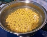 Hình bước làm 2 của món Chè hạt sen táo đỏ