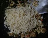 Foto langkah ke 5 dari resep Mie Tek Tek Spaghetti Goreng Jawa.