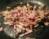 Foto del paso 1 de la receta: Tostas de setas y bacon gratinadas con alioli