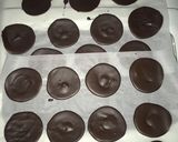 Foto del paso 2 de la receta: Alfajores de láminas de chocolate con manjar 🍫