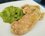 Foto del paso 5 de la receta: Milanesa de pollo con puré de arvejas