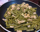 Foto del paso 4 de la receta: Judías verdes rehogadas con pollo champiñones y tomate frito