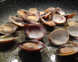Foto del paso 7 de la receta: Merluza a la marinera al azafrán con almejas y gulas