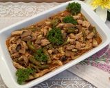 Szalonnás–gombás–vajbabos sertéstokány🥓🍄‍🟫🫘 recept fázis 9 fotója