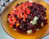 Une image de l'étape 7 de Salade de tomates, betteraves rouges, courgette et persil aux deux jambons.