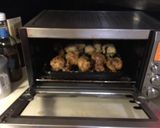 Foto del paso 4 de la receta: Muslos de pollo fritos en el horno