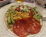 Foto del paso 2 de la receta: Tortilla con perejil rellena con huevos revueltos, salchichón y jamón