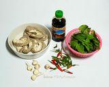 รูปขั้นตอนการทำที่ 1 ของ ไส้อ่อนผัดใบยี่หร่า