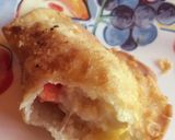 Foto del paso 4 de la receta: Empanaditas fritas de queso, queso con salame y queso de cabra con tomates
