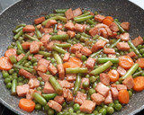 Foto del paso 4 de la receta: Salteado de verduras y chuletas de Sajonia con salsa de soja y toque picante