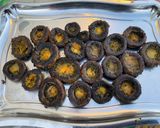 Une image de l'étape 7 de Champignons bruns marinés grillés au citron, persil et curcuma.