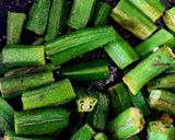 A picture of step 2 of Dahi Bhindi Masala.