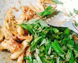 Hình bước làm 3 của món Thịt gà xào rau răm (món chay)