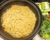 Hình bước làm 4 của món Mỳ tôm nấu thịt gà