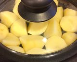 Hình bước làm 2 của món Khoai tây xào xúc xích 🥔