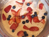 Budín de frutillas y arándanos