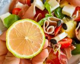 Hình bước làm 3 của món Salad Thơm, Dâu Tây, Phô Mai Feta & Jambon Iberico