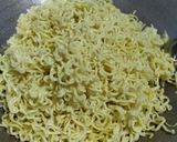 Foto langkah ke 5 dari resep Mie goreng telur rebus.