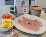 Foto del paso 1 de la receta: Pechuga de pavo al ajillo con puré de patata y zanahoria