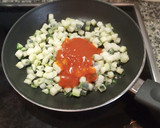 Foto del paso 2 de la receta: Piadina de pollo con calabacín y tomate cerrada