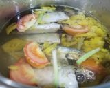 Hình bước làm 2 của món Canh cá chỉ vàng nấu thơm, cà chua