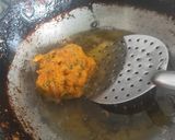 A picture of step 5 of Sindhi special onion pakoda.