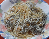 Foto del paso 6 de la receta: Espaguetis con gulas y gambas