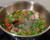 Foto langkah ke 5 dari resep Ikan Goreng Tumis Cabe Hijau.