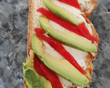 Foto del paso 3 de la receta: Tosta de pimiento, aguacate y queso