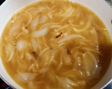 Foto del paso 4 de la receta: Sopa de cebolla🍲🧀🍞🍷
