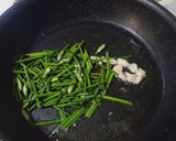 Hình bước làm 2 của món Bò Xào Bông Hẹ kiểu người Hoa - Stir Fry Beefs w Chives Flowers