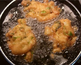 Foto del paso 9 de la receta: Buñuelos de lechuga, cebolla y queso parmesano