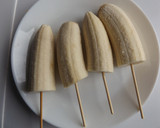 Foto del paso 1 de la receta: Palitos de plátano helados cubiertos de chocolate