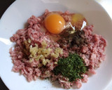 Foto del paso 2 de la receta: Las albóndigas de la abuela - con salsa de tomate al orégano