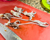Foto del paso 2 de la receta: Calamares rellenos de langostinos 🦑 🦐 🦑