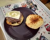 Foto del passaggio 14 della ricetta Hamburger al tartufo, funghi porcini, brie e salsa all'aglio