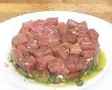 Foto del paso 5 de la receta: Tartar de atún con aguacate, tomate, cebolla y espinacas