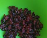 A picture of step 6 of Cranberries and ginger sponge cakes.