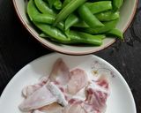 A picture of step 1 of Stir fry Giant Grouper Fish with Sugar Snap Peas 龍躉炒 荷蘭豆.