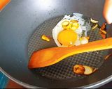 รูปขั้นตอนการทำที่ 2 ของ ข้าวผัดกระเทียม ง่ายๆ บ้านๆ แต่อร่อยและอิ่มมาก