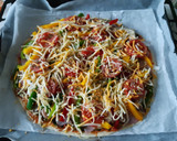 Foto del paso 5 de la receta: Pizza de pollo, espinacas y más